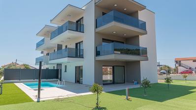 Tribunj, novo edifício, apartamento no rés-do-chão com piscina