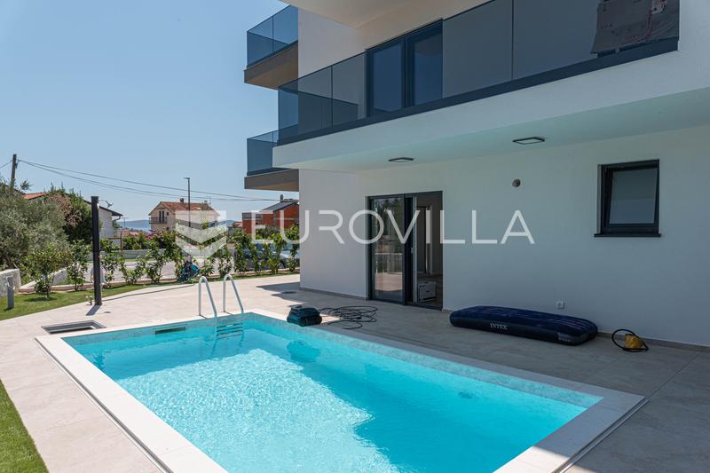 Tribunj, novo edifício, apartamento no rés-do-chão com piscina - 4