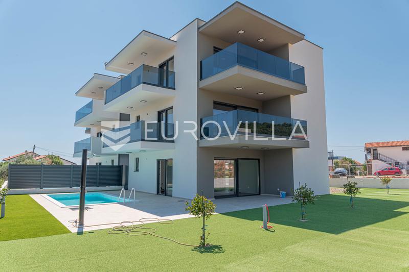 Tribunj, novo edifício, apartamento no rés-do-chão com piscina - 1