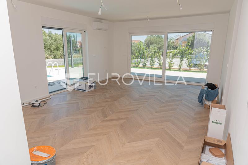 Tribunj, novo edifício, apartamento no rés-do-chão com piscina - 8