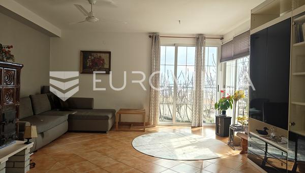 Lovran, planta de una casa en un entorno tranquilo con vistas al mar