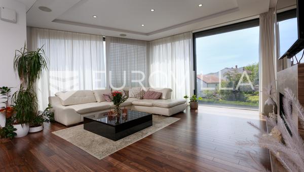 Matulji, lyxig femrumslägenhet i etage, 160 m², 130 m² terrass och 250 m² privat trädgård