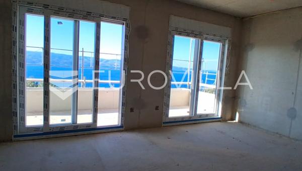 Omiš, trosoban stan u novogradnji na mirnoj lokaciji okruženoj zelenilom, 83,53 m²