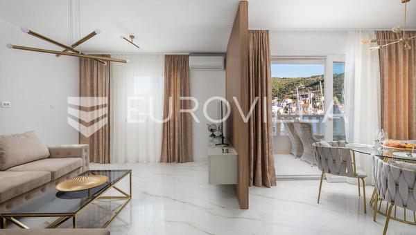 Trogir, Marina, namješten dvosoban stan studio apartman, prvi red do mora