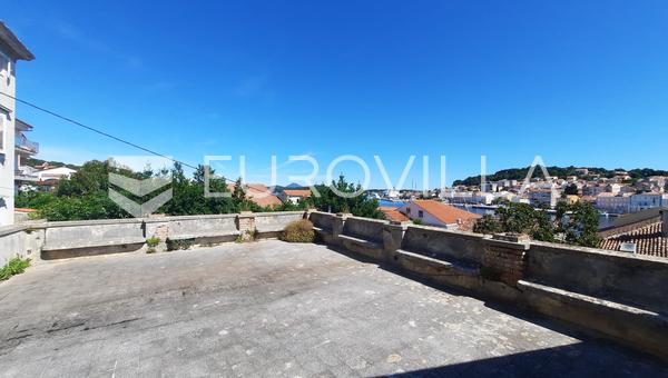 Mali Losinj, storica casa del capitano con vista sul mare e sul porto turistico.