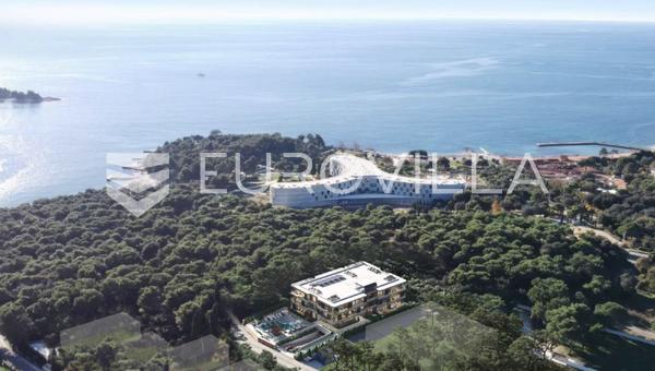 Rovinj, denize ve plajlara 150 m mesafede, teraslı lüks daire, özel bir konumda