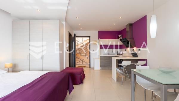 Istrien, Pomer, Studio-Apartment in erster Reihe zum Meer mit wunderschönem Meerblick.