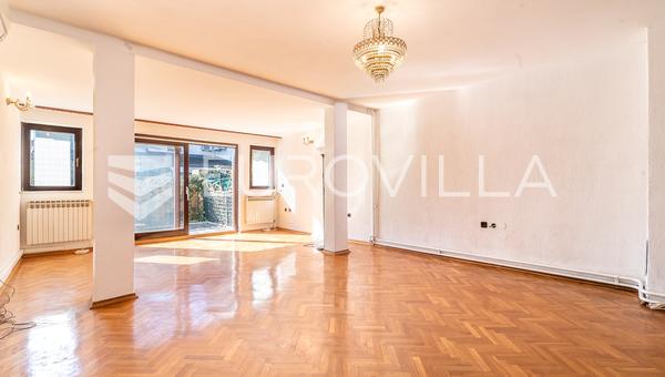 Zagreb, Dugave, casa con jardín y garaje, 206 m²