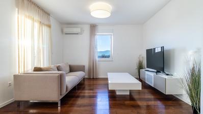 Rijeka, Marčelji, newly renovated three-room apartment with sea view and swimming pool NKP 85 m2