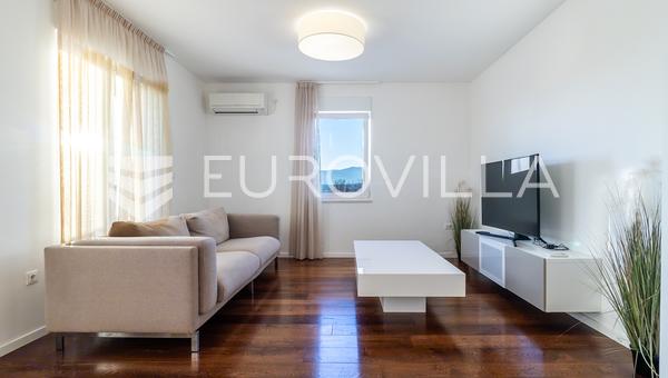 Rijeka, Marcelji, apartamento de tres habitaciones recientemente renovado con vista al mar y piscina, NKP 85 m2