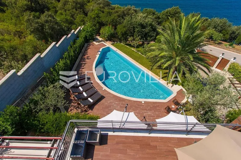 Istra, Pula ekskluzivna vila prvi red do mora u Pješčanoj Uvali 30