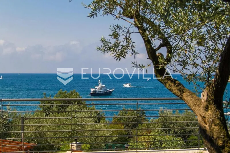Istra, Pula ekskluzivna vila prvi red do mora u Pješčanoj Uvali 28
