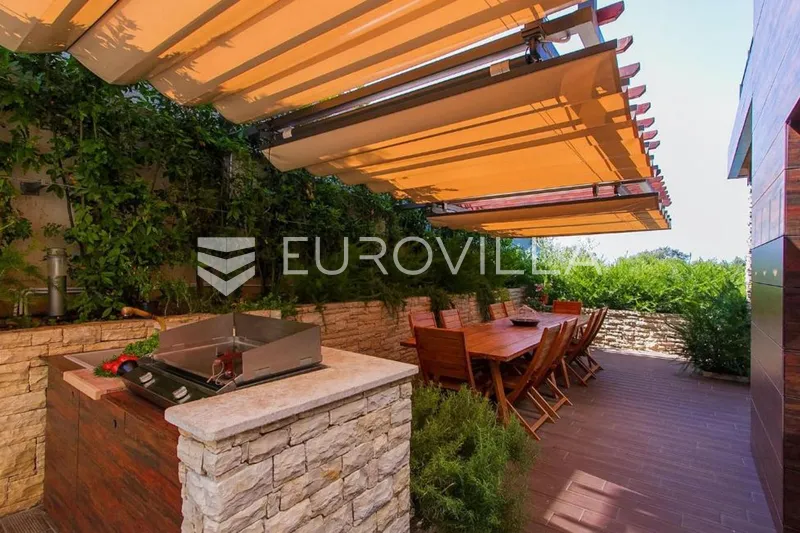 Istra, Pula ekskluzivna vila prvi red do mora u Pješčanoj Uvali 36