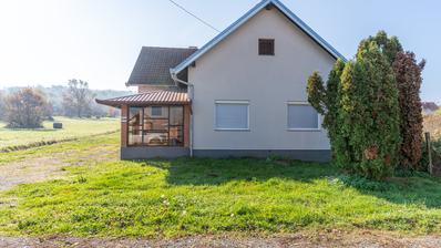 Požega, Nurkovac, zařízený čtyřpokojový dům s velkou zahradou