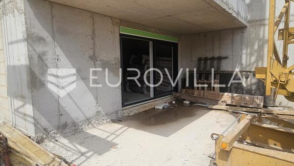 Trogir-Seget daire 71,65 m² bahçeli, yeni binada, garajlı ve asansörlü