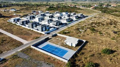 Zemunik Gornji, Onvoltooid Roh-Bau huis met een privé tennisbaan en enorm investeringspotentieel