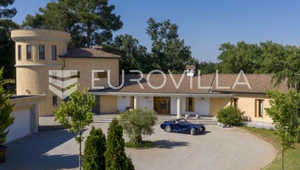 Moradia única com aparência de castelo na Ístria, área de Barban, com piscina e propriedade espaçosa.