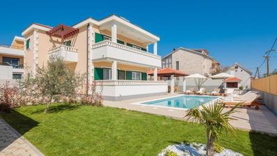 Kaštel Stari, obiteljska kuća s bazenom