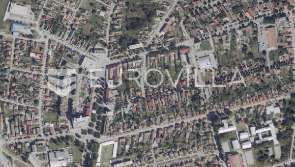 Beli Manastır, Merkez. 10 metre cepheli, 430 m² arsa