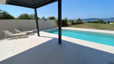 Zadar, Karma, apartamento de três quartos com piscina e vista para o mar em uma localização atraente.