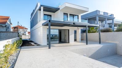 Zadar, Karma, apartamento de três quartos com piscina e vista para o mar em uma localização atraente.