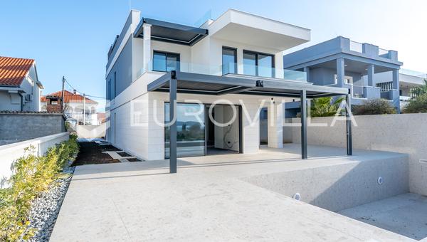 Zadar, Karma, piso de tres habitaciones con piscina y vistas al mar en una ubicación atractiva.
