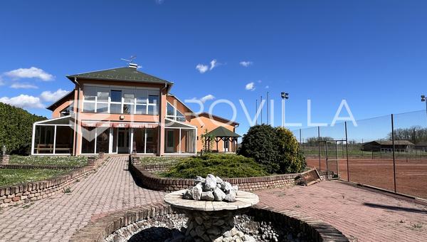 Vukovar, Mitnica - Obchodní komplex se dvěma tenisovými kurty, 3 929 m²