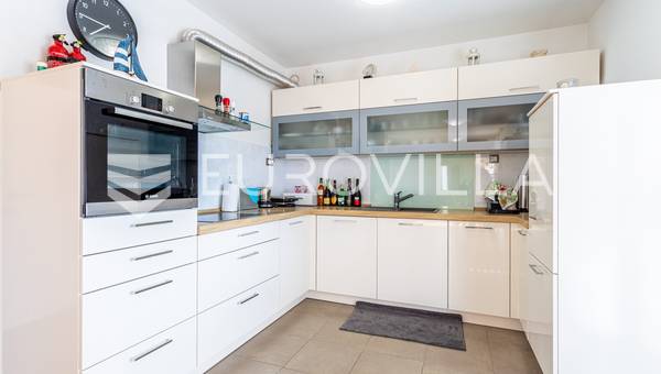 Brac, Bol, casa plurifamiliare con vista mare