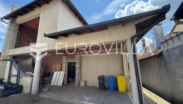 Slavonski Brod, armazém e pavilhão de produção com uma área de 230 m²