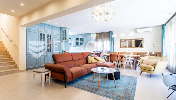 Vodice, hermosa y espaciosa casa de 234,15 m² con terreno edificable adicional.