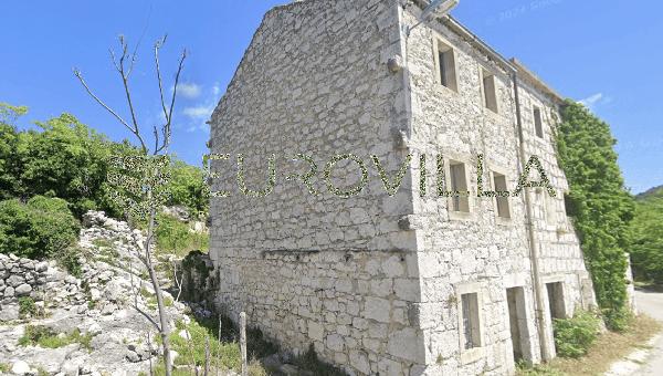 Slivno, Raba, dvojna kamena kuća za renovaciju