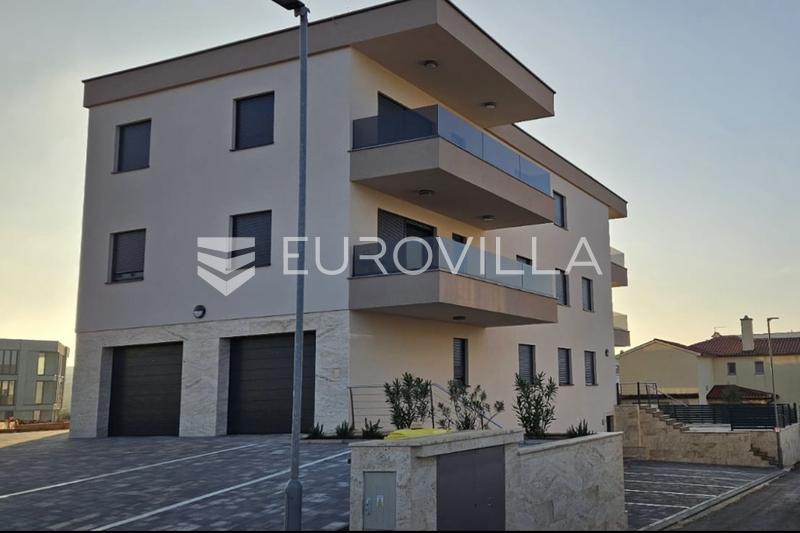 Istria, Banjole - four-room apartment in a new building on the first floor, 108.36 m² with sea view