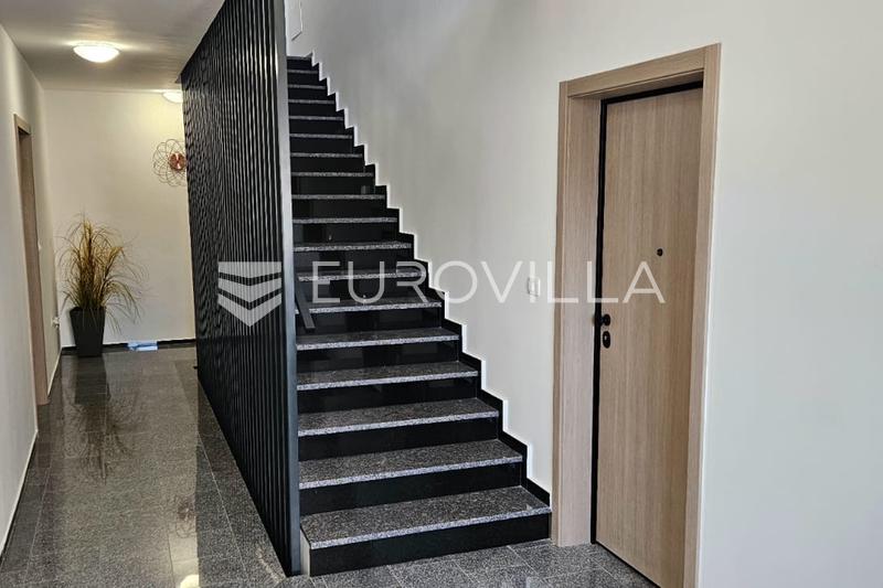 Istria, Banjole - four-room apartment in a new building on the first floor, 108.36 m² with sea view