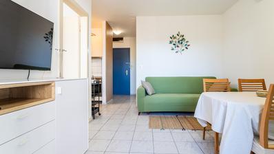 Apartamento de um quarto dividido em ótima localização - aluguel de longa duração.