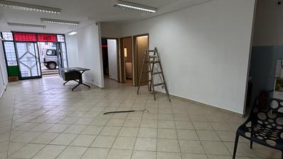 Pula, Stoja - espaço comercial em localização movimentada.