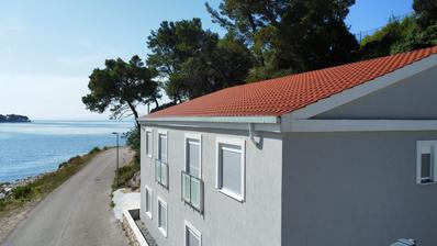 Brač, Selca, prvi red do mora kuća s četiri apartmana
