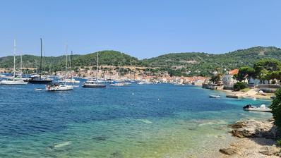 Vis, terrain à bâtir attrayant avec vue sur la mer