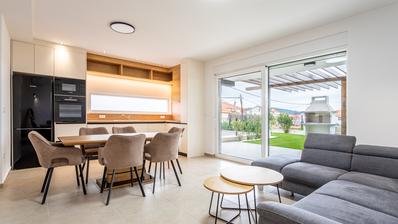 Trogir, casa geminada com jardim privado - aluguel de longa duração