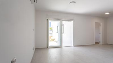 Vodice, yksiö katetulla terassilla pohjakerroksessa