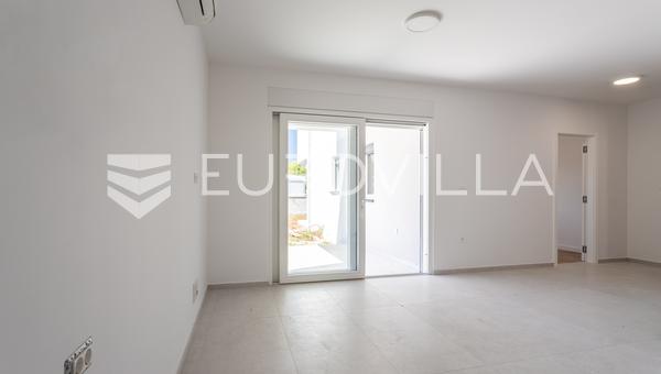 Vodice, egyszobás lakás fedett terasszal a földszinten