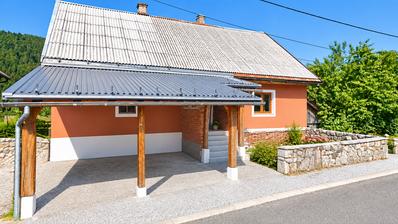 Gorski Kotar, Lokve, dům 240 m² s velkým potenciálem, garáží, sklepem a další budovou