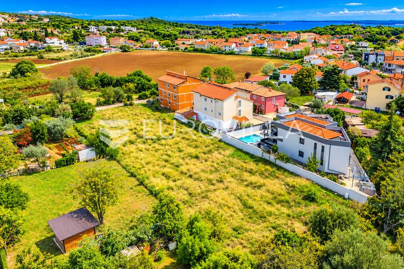 Fazana, Valbandon, terrain à bâtir attractif pour la construction de plusieurs unités résidentielles - 1