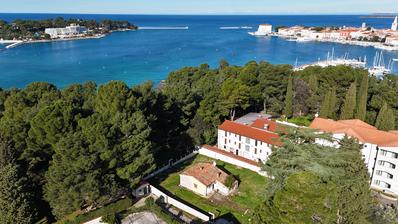 Istra, Poreč, Ekskluzivno zemljište prvi red do mora s direktnim izlazom na plažu