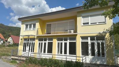 Nagy, modern ház 386 m² lakó- és kereskedelmi területekkel