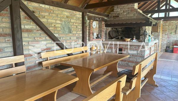 Velika, moderna kuća 386 m² sa stambenim i poslovnim dijelom