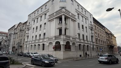 Praça Svačić - apartamento imponente para renovação total