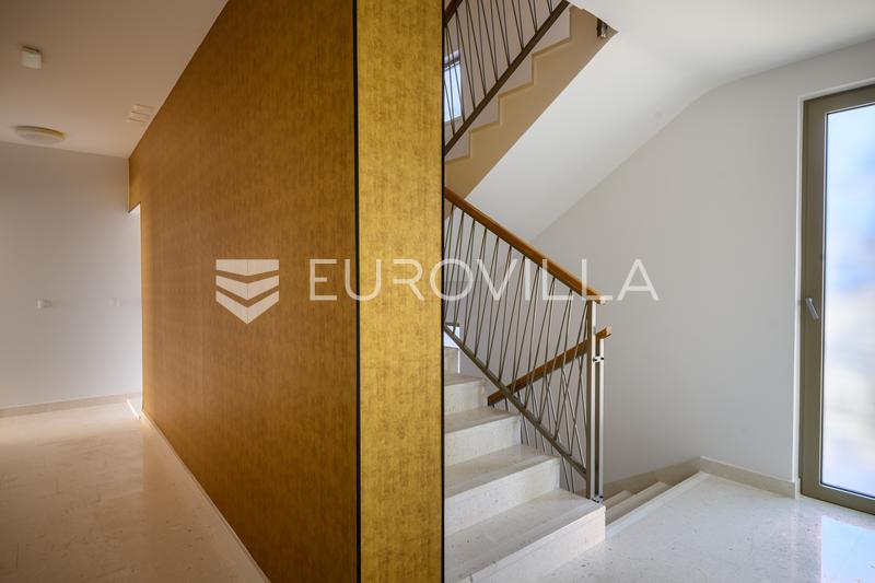 Split, exkluzivní penthouse s výhledem na moře a město - 39