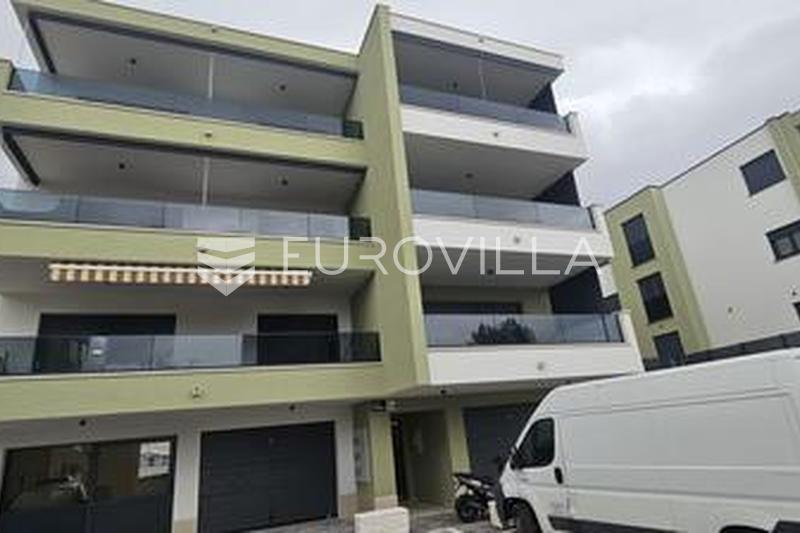 Makarska, komforan stan od 81,20 m² na trećem kat s pogledom na more - 2