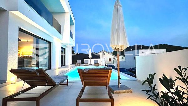 Zadar, Žman dvije moderne vile s bazenima 262 m² i građ zemljište s dozvolom za treću vilu