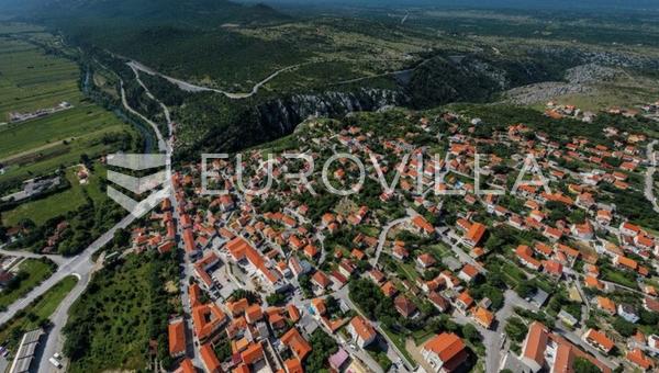 Drniš, Ružić, građevinsko zemljište površine 4000 m²